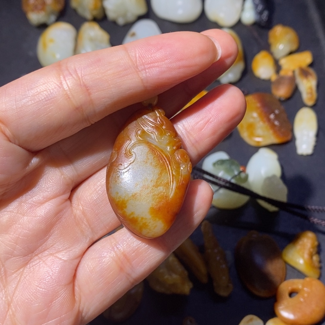 回***年和田玉未镶嵌颈饰