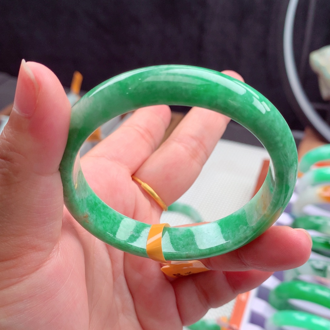 翡翠手镯未镶嵌翡翠