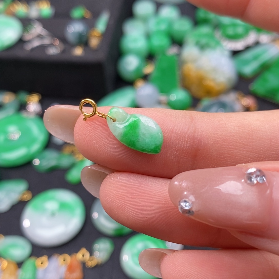 翡翠颈饰18K金镶嵌翡翠