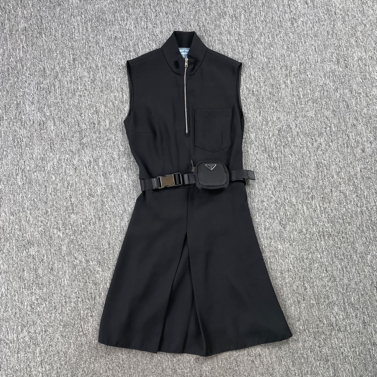 99新 Prada/普拉达 PRADA黑色休闲涤纶无袖A字连衣裙/36S码/99新