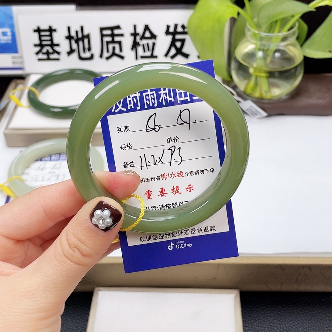 和田玉手镯未镶嵌