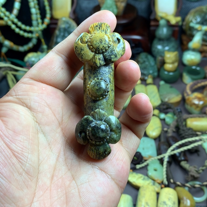 吊坠(赠链)未镶嵌岫岩河磨玉（透闪石质玉）