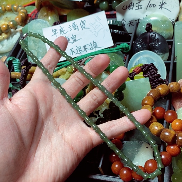 透闪石质玉颈饰未镶嵌