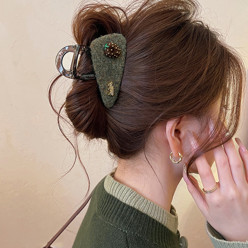 草莓毛毡三角头发抓夹女高级感鲨鱼夹2025新款发夹巨好看百搭发饰