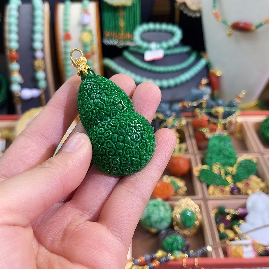 圆***满翡翠未镶嵌颈饰炸