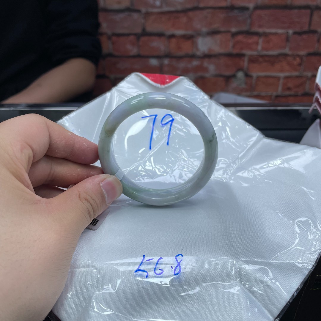 毛货手镯需精细抛光/79