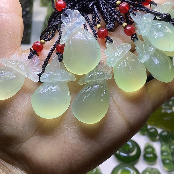 蛇纹石玉颈饰未镶嵌