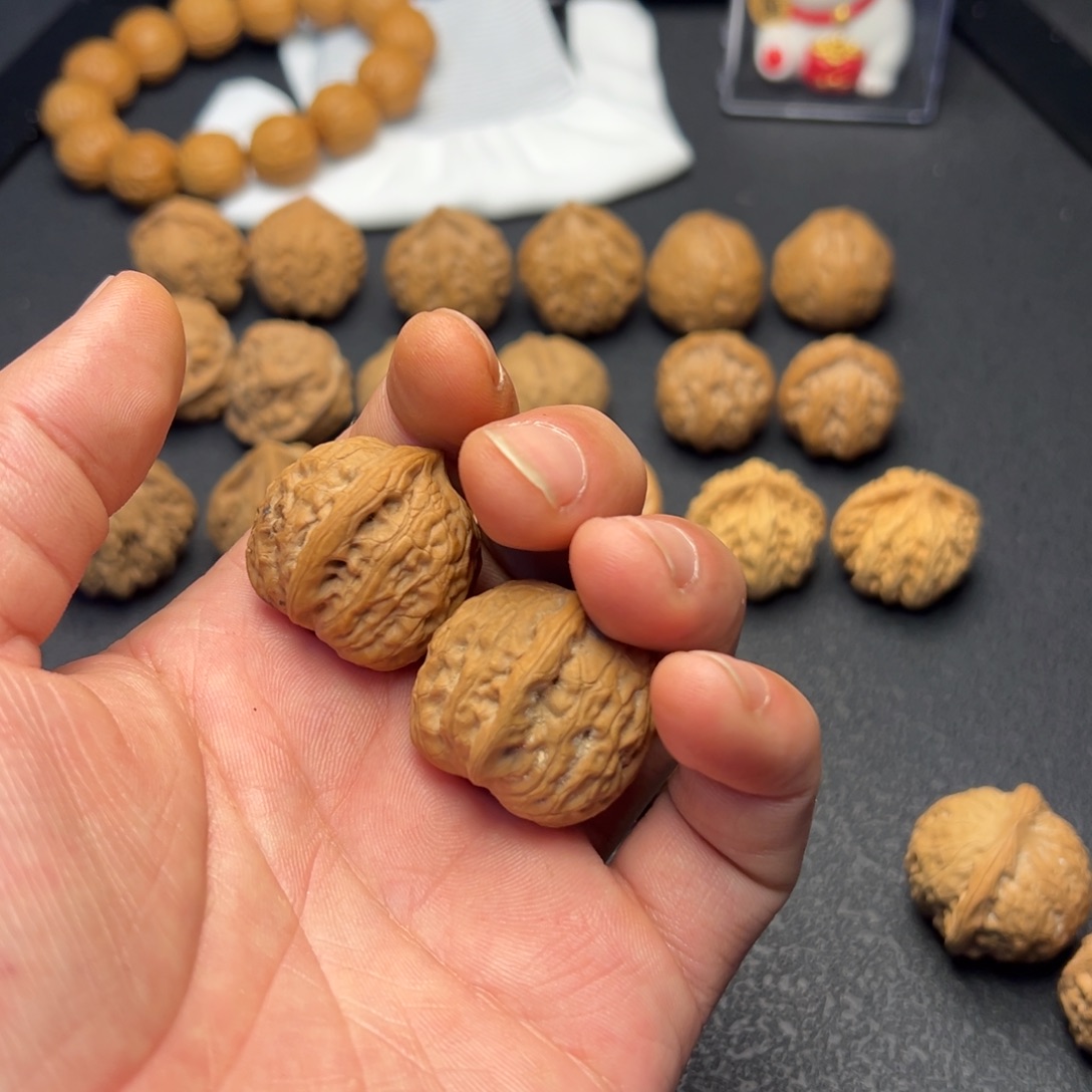 Y***。文玩核桃把件小狮子