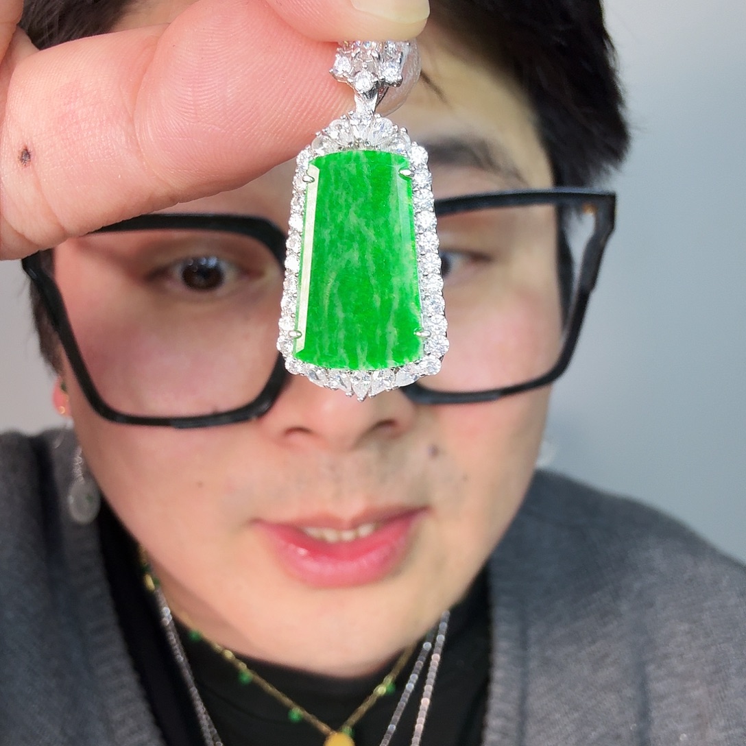 翡翠未镶嵌颈饰一件