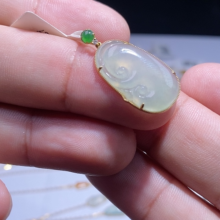 翡翠18K金镶嵌颈饰