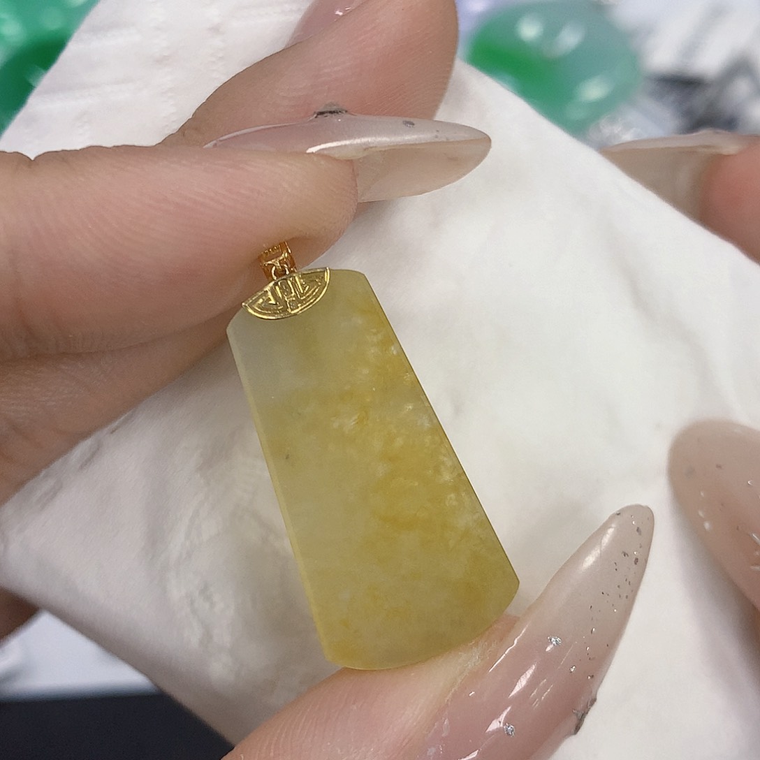 颈饰18K金镶嵌翡翠