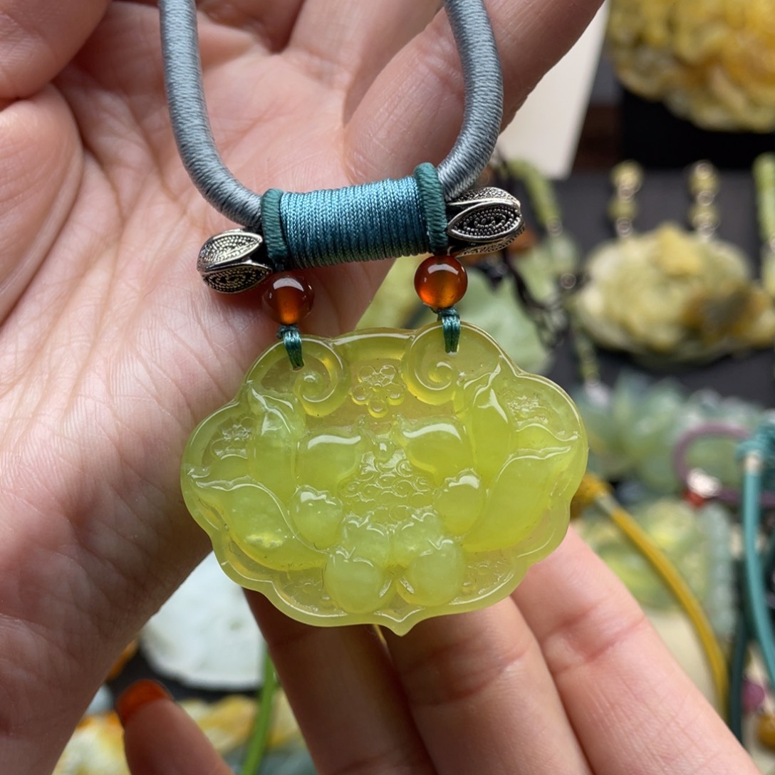 蛇纹石玉颈饰未镶嵌