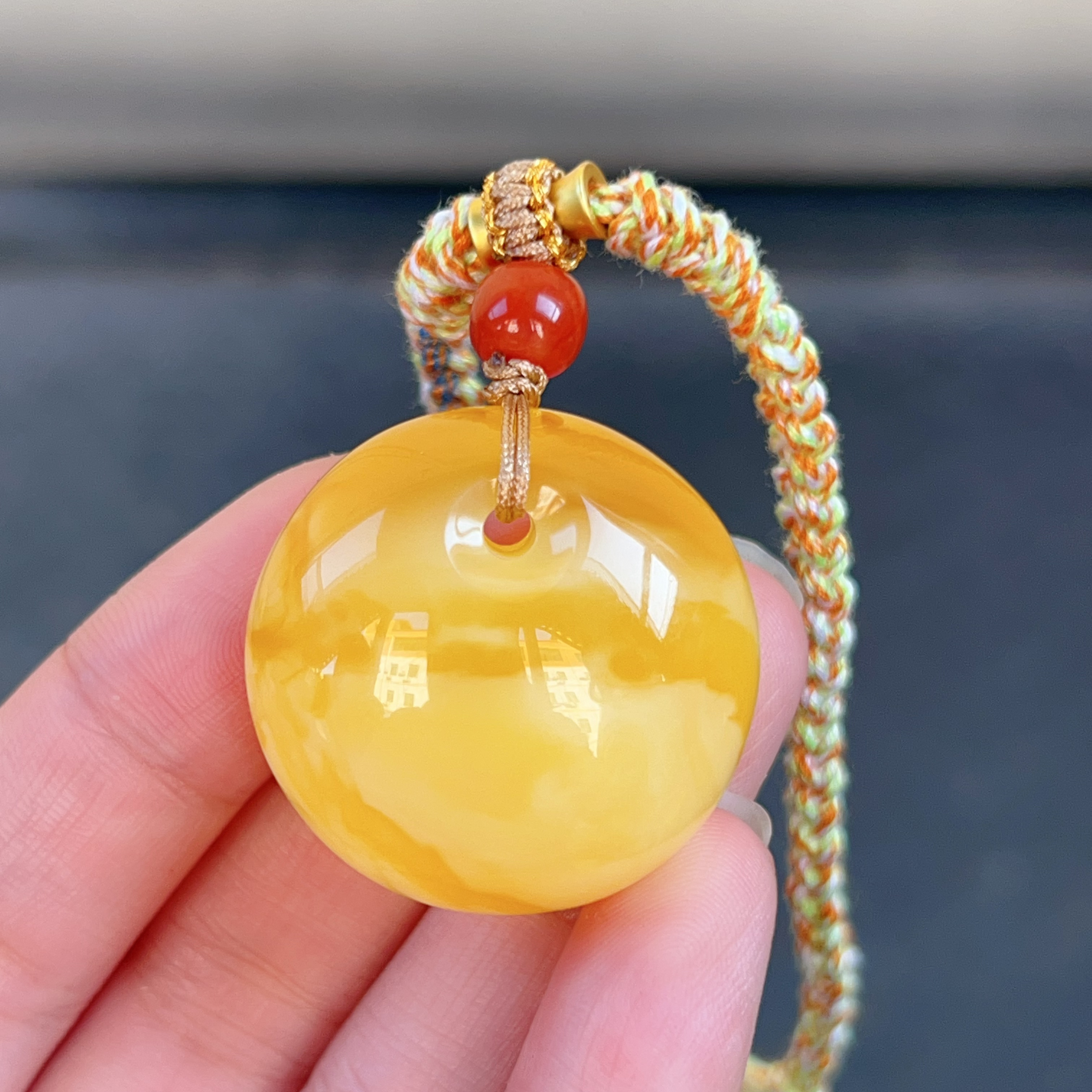 焦皮料蜜蜡公主扣吊坠，色泽金黄，意境飘花，9.5克，尺寸29～19mm