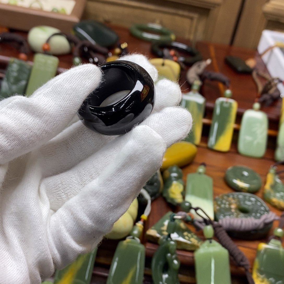 项圈未镶嵌岫岩老玉（透闪石质玉）天***?