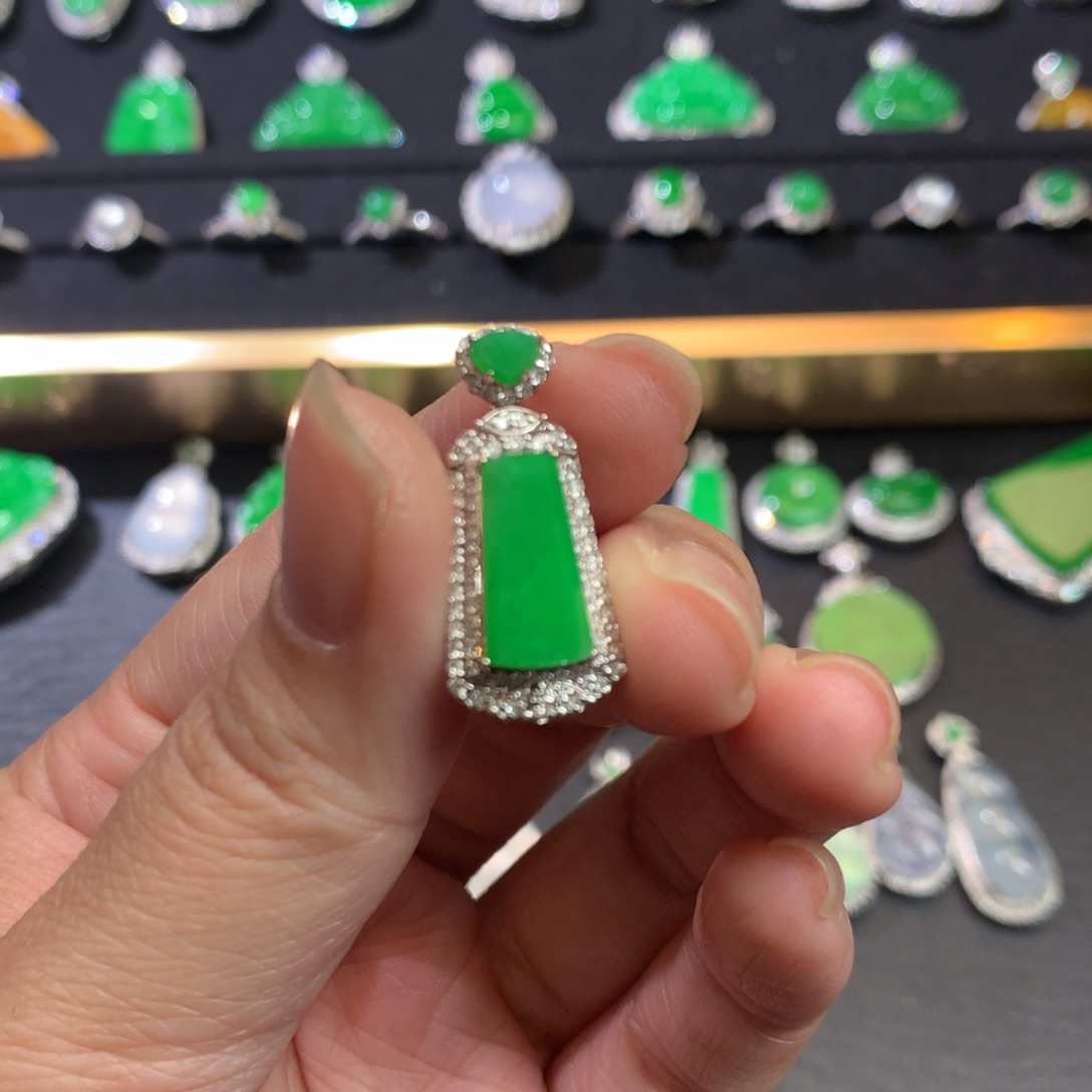 翡翠吊坠(不含链)18K金镶嵌