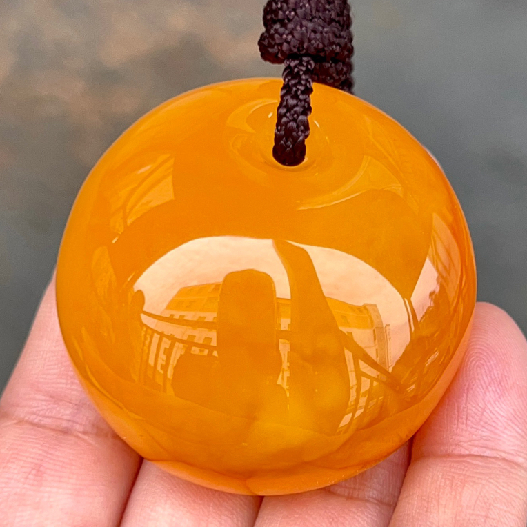 天然琥珀蜜蜡焦皮料鸡油红公主扣吊坠27.7克无杂裂精品女款时尚