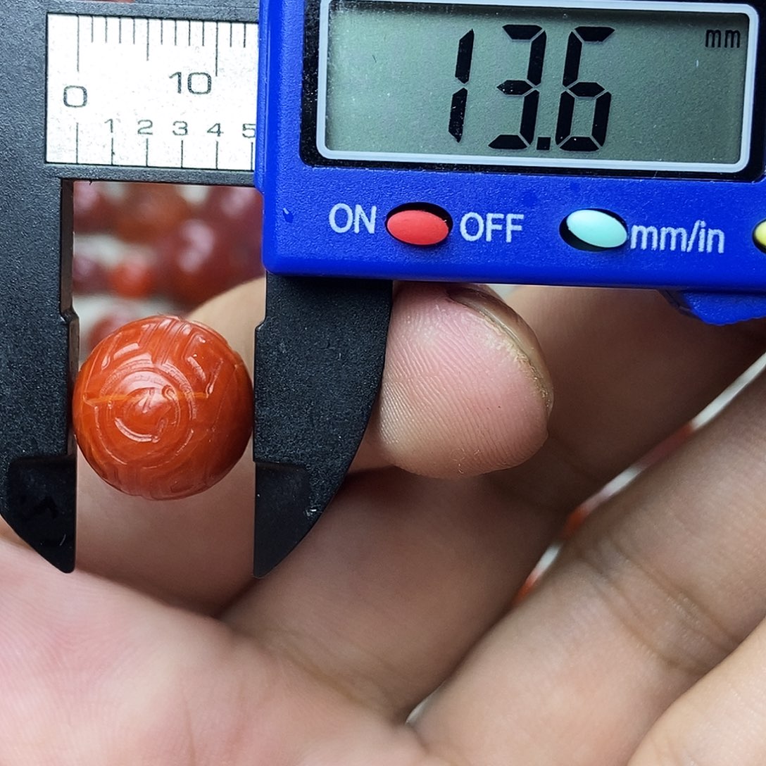 南红玛瑙未镶嵌配饰有瑕疵