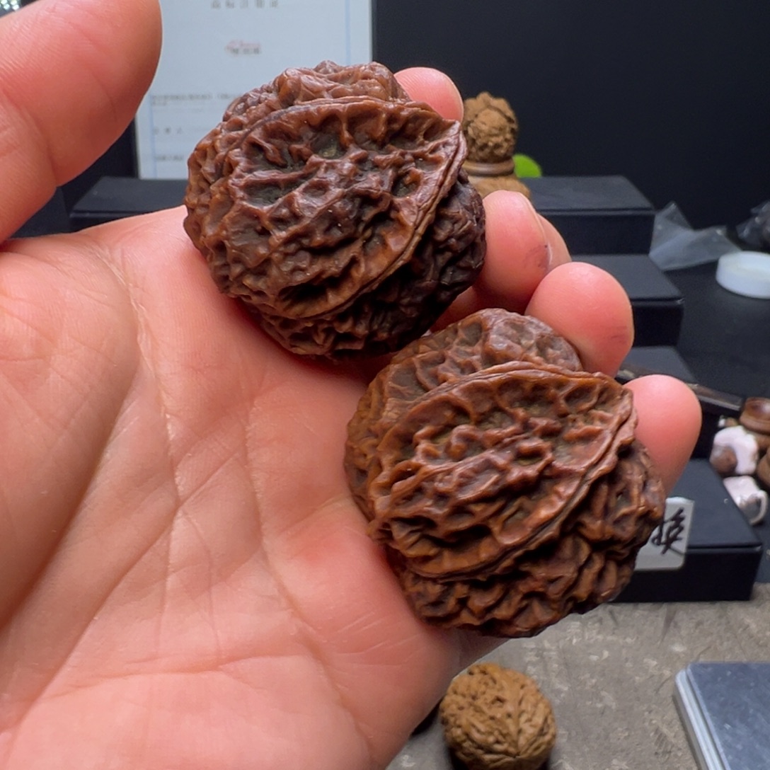 文玩核桃吊坠滚龙纹三棱佛肚43mm
