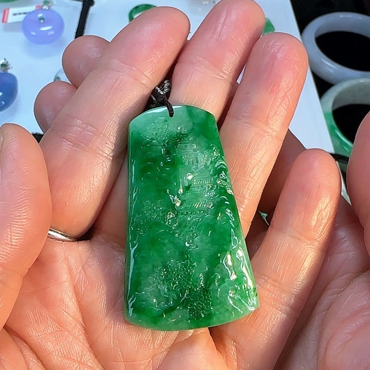 翡翠颈饰未镶嵌山水牌