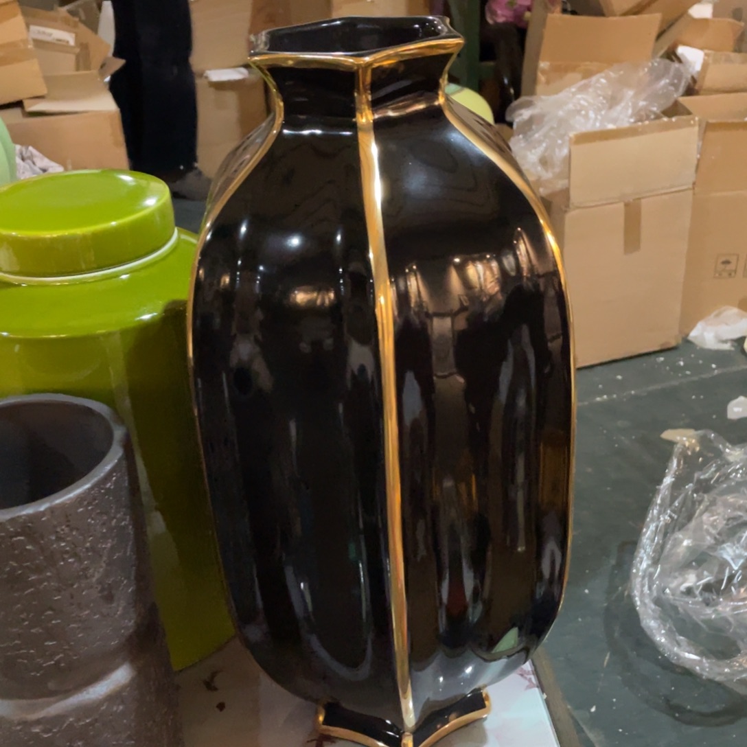 陶瓷花瓶，家居摆件。