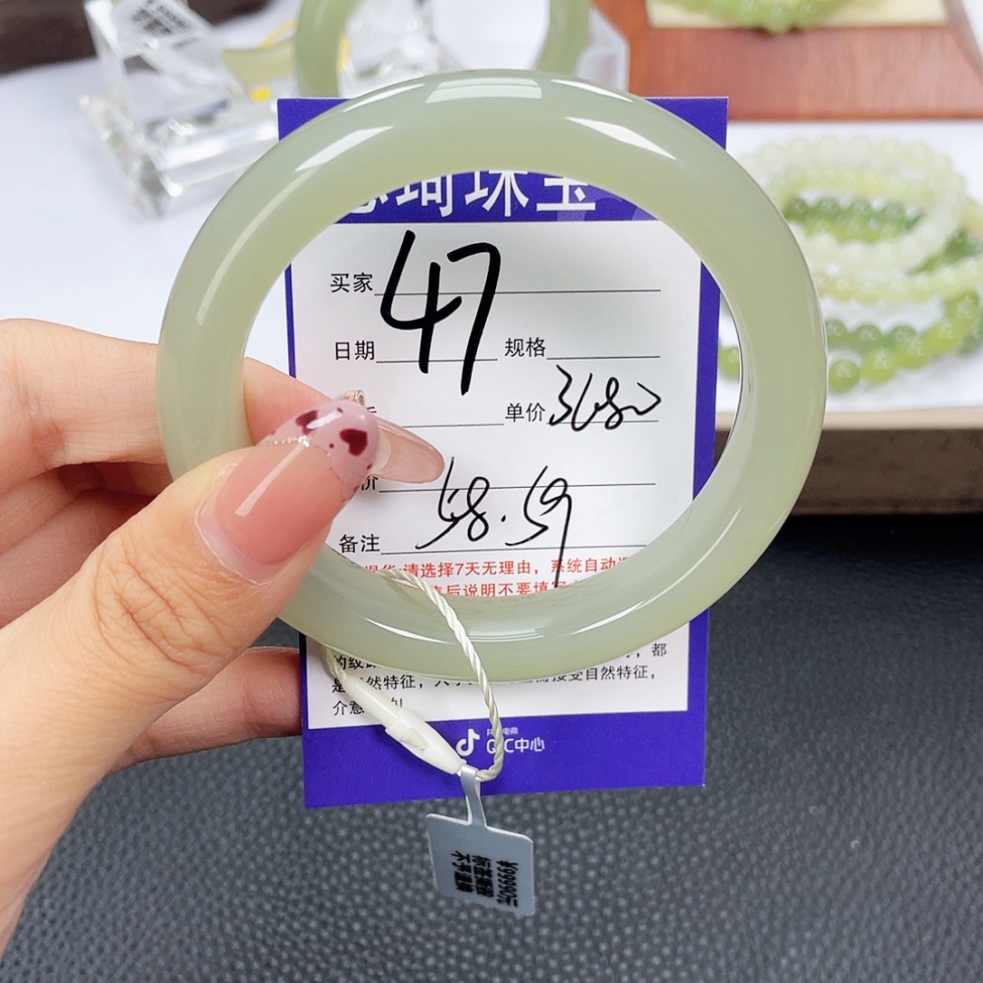 ****未镶嵌手镯和田玉