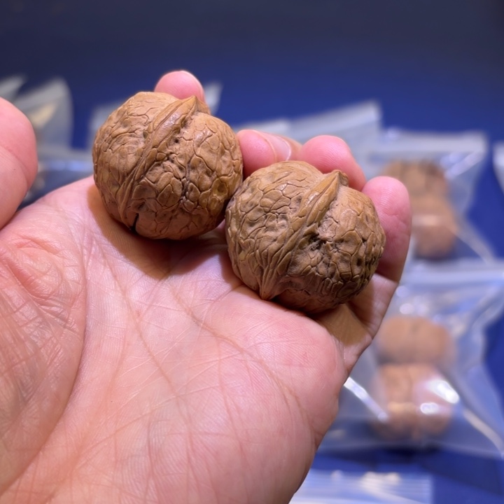 文玩核桃吊坠金丹绣球
