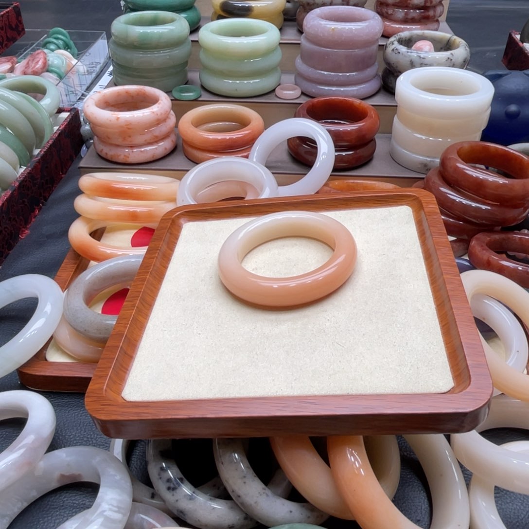 石英质玉手镯未镶嵌是***?