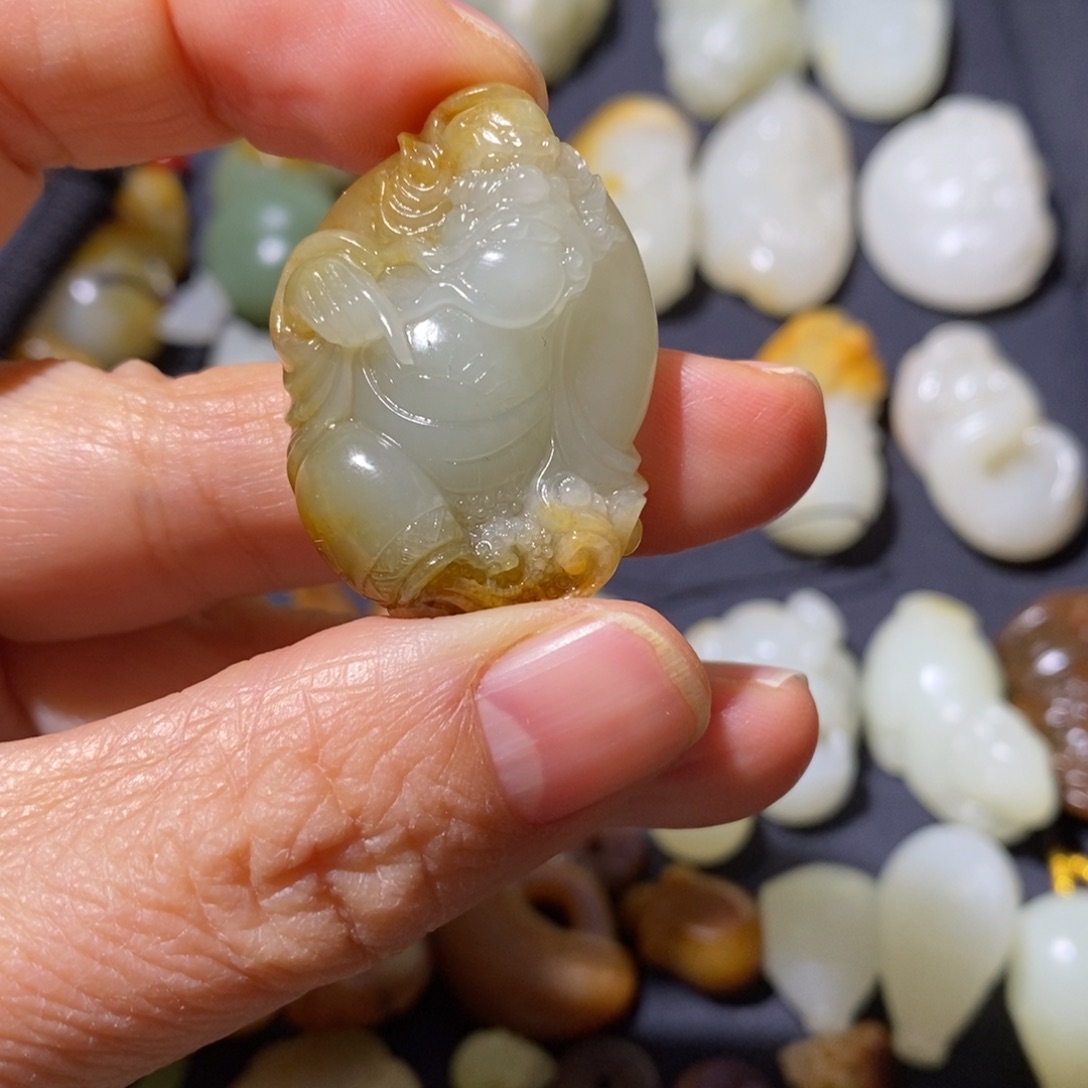 忧***提和田玉未镶嵌颈饰