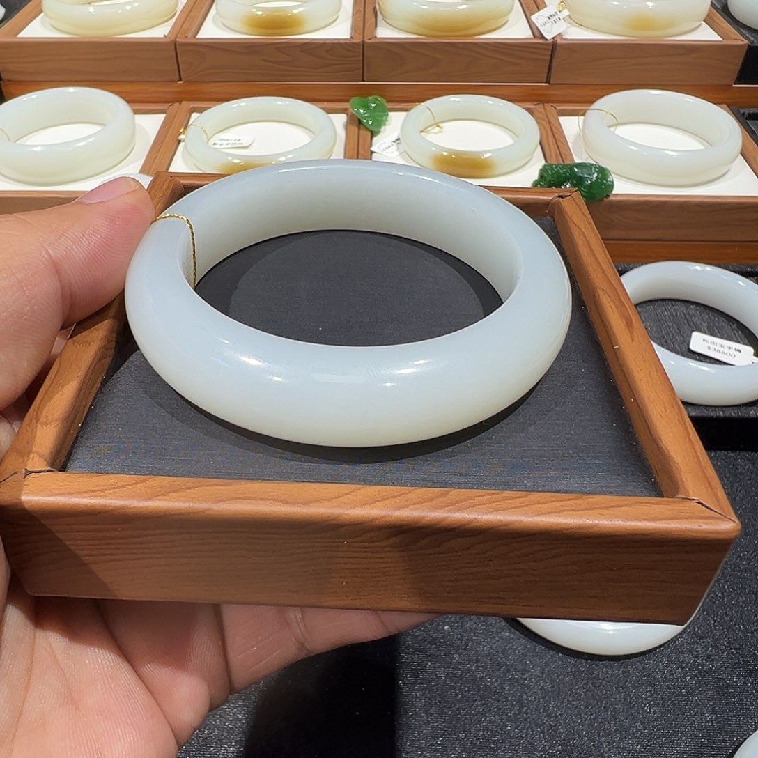 和田玉未镶嵌手镯