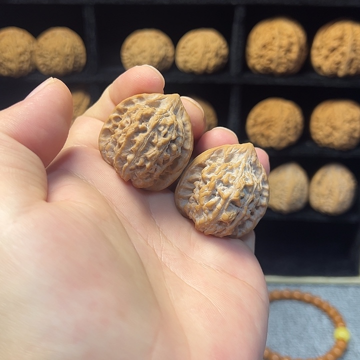 文玩核桃吊坠孔雀明王