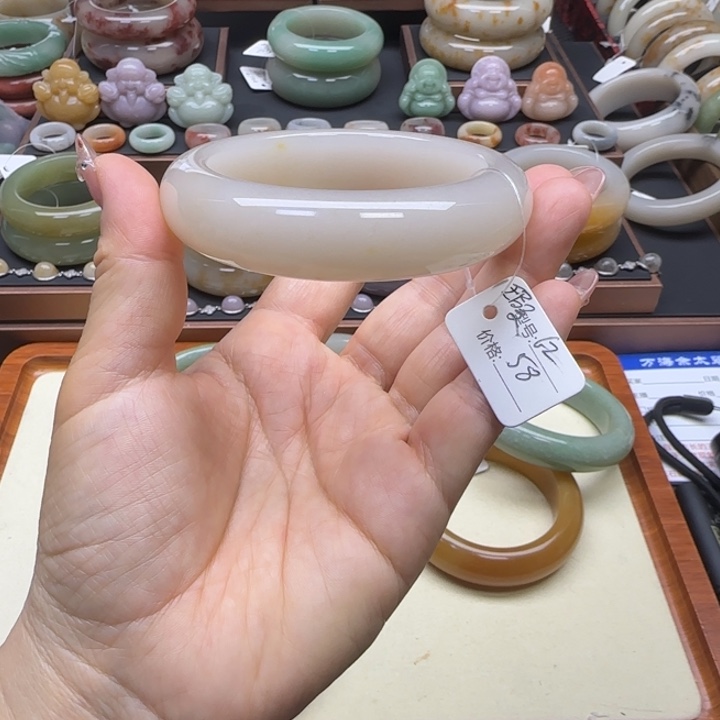 石英岩玉未镶嵌手镯