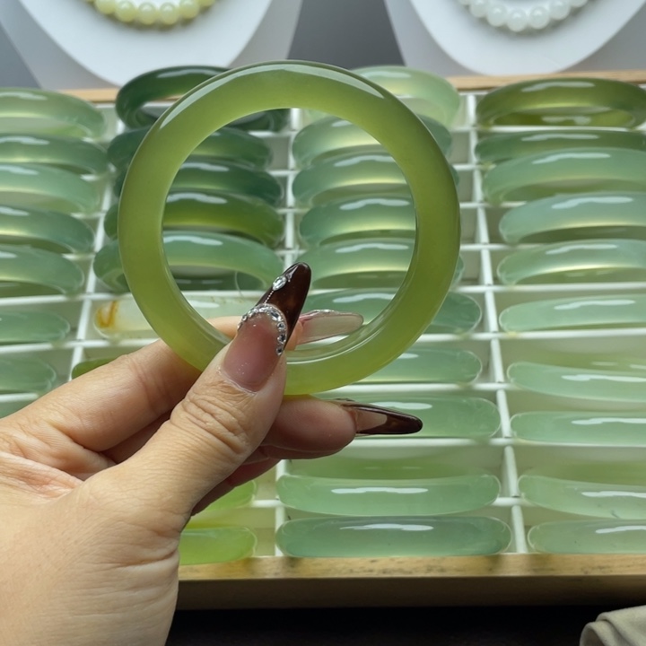 蛇纹石玉未镶嵌手镯