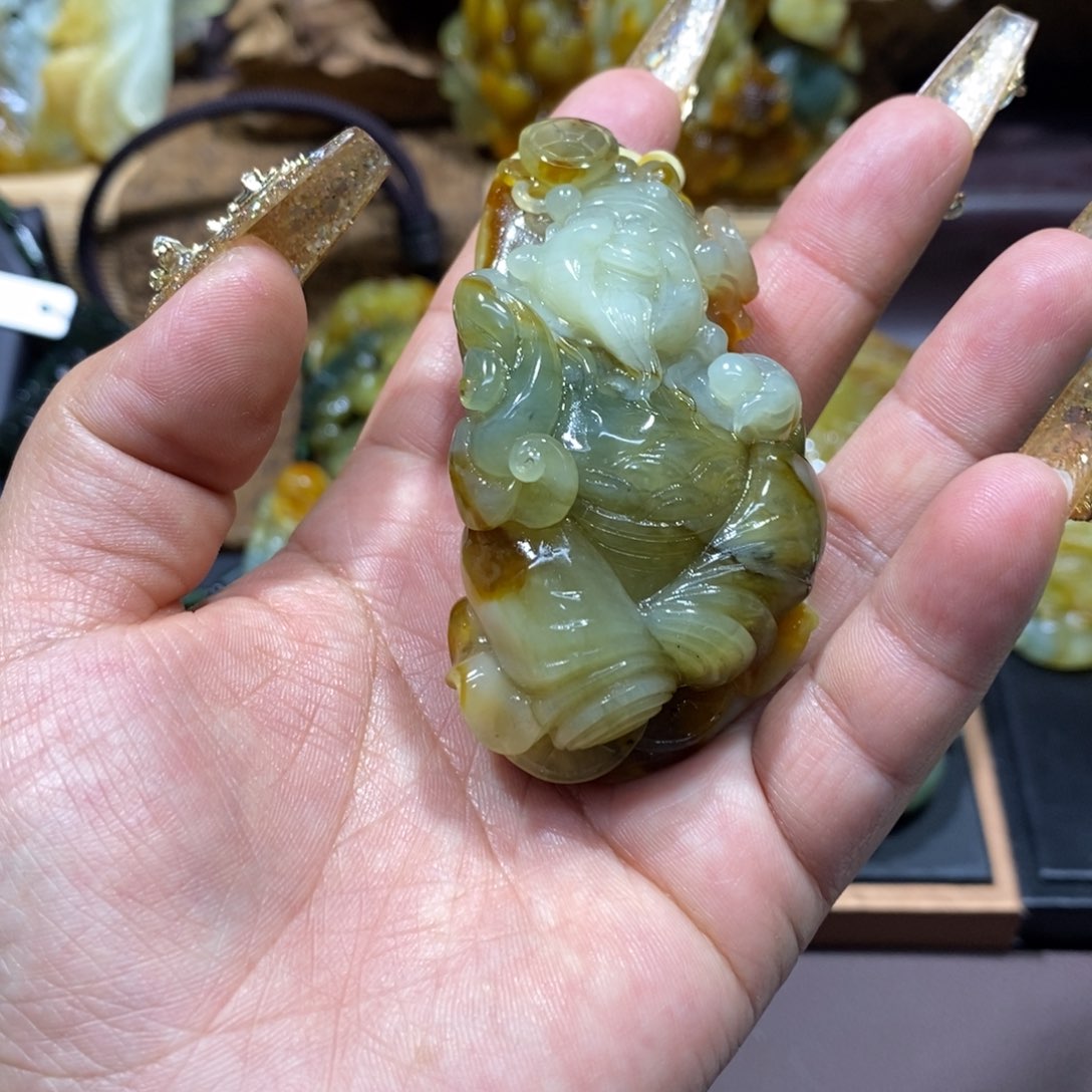 蛇纹石玉颈饰未镶嵌?**沐