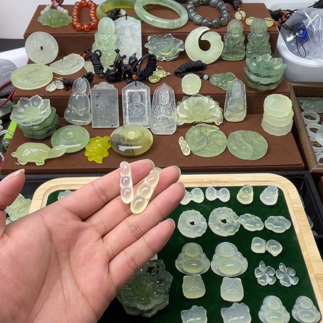 安***华未镶嵌蛇纹石玉颈饰