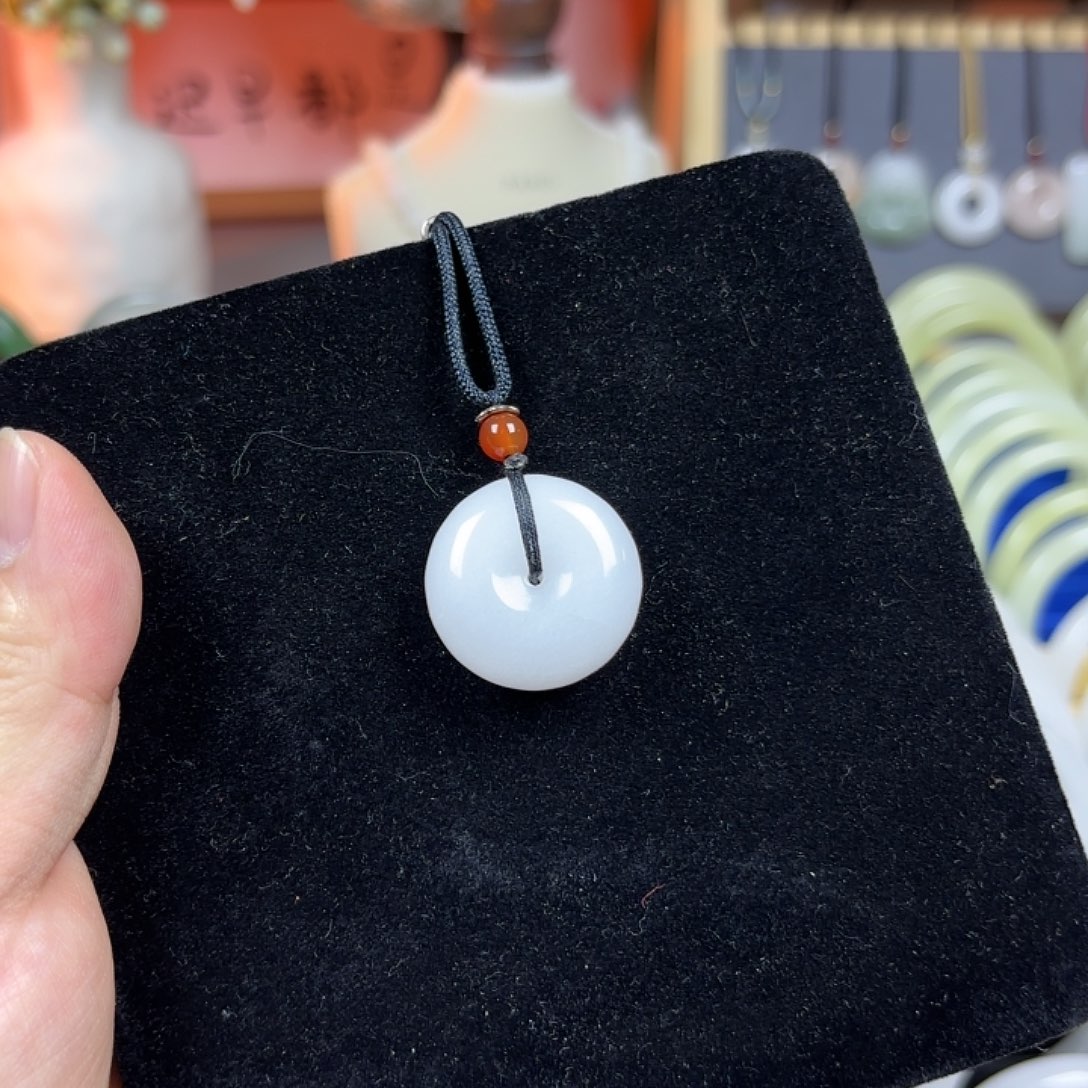 透闪石质玉颈饰未镶嵌