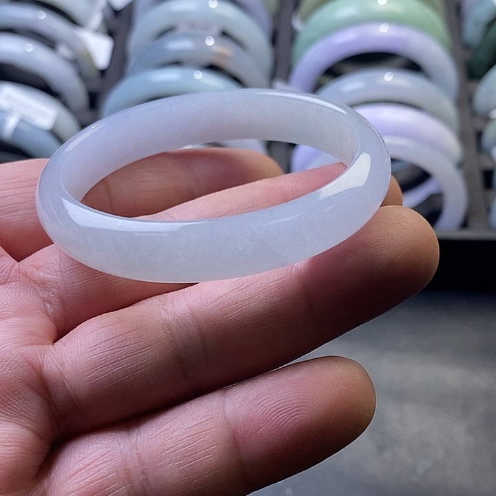 翡翠未镶嵌手镯2、贵妃