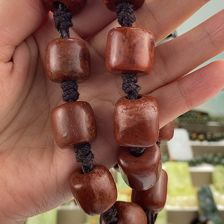 透闪石质玉手持未镶嵌微瑕