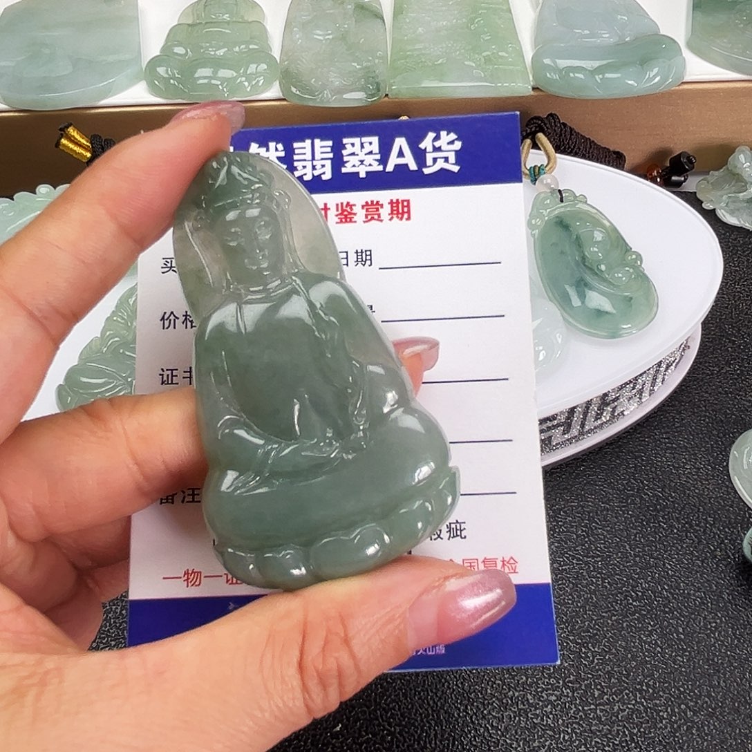 翡翠未镶嵌颈饰     