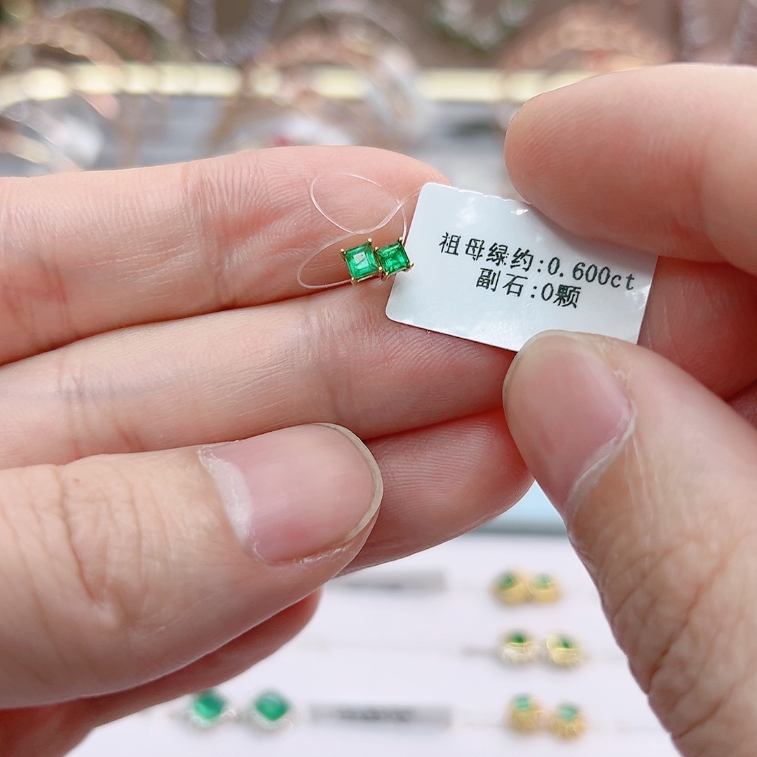 祖母绿耳钉18K金镶嵌