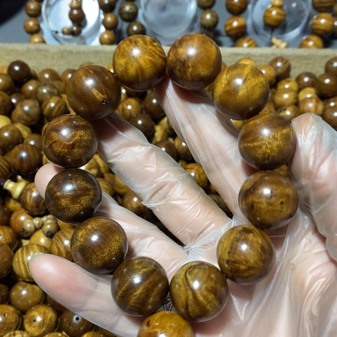 金丝楠洪****厂小叶2.0手串微瑕