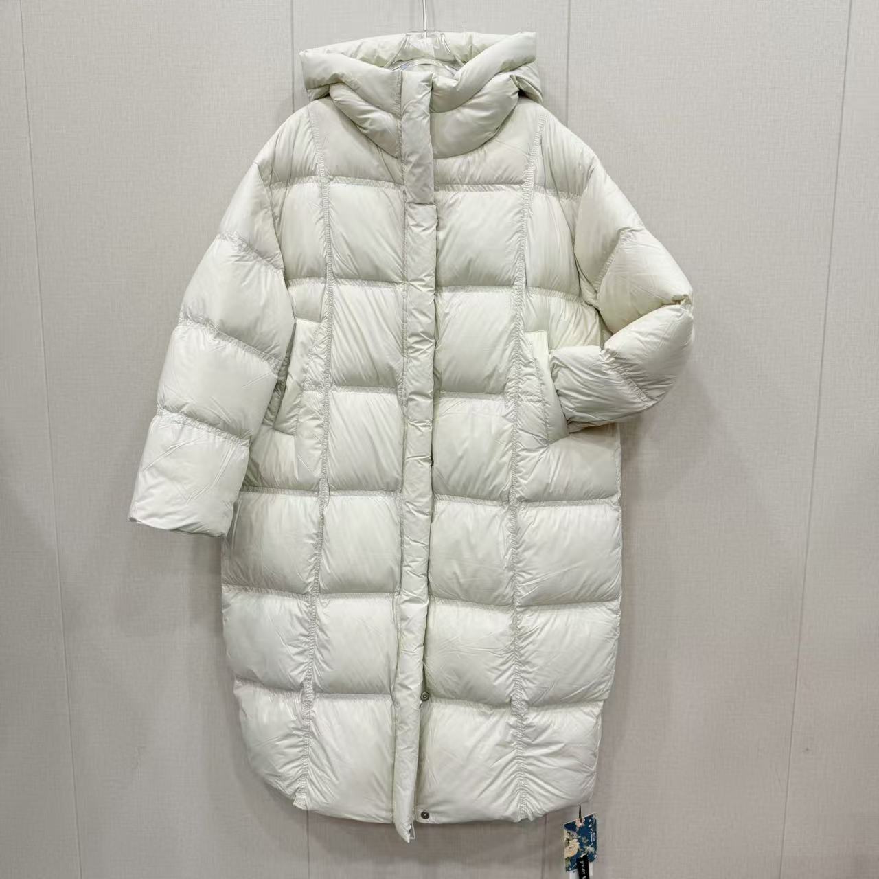 米色长款鹅绒服    