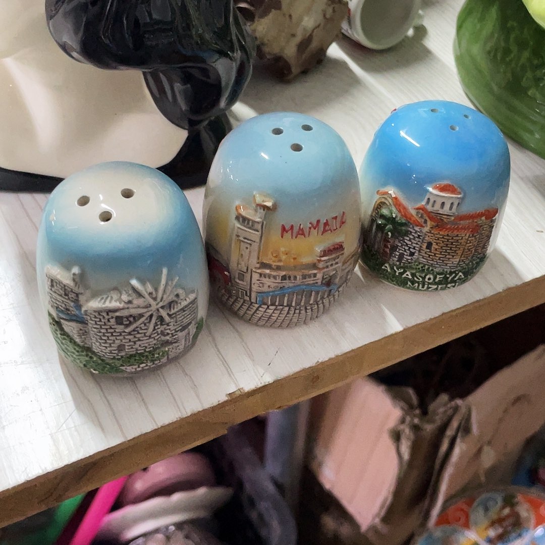摆件   磕碰。 封釉。      