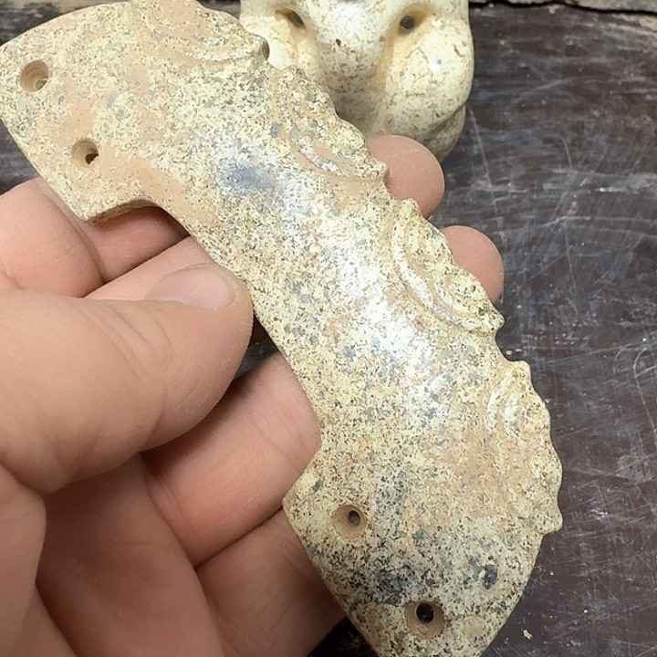 蛇纹石玉颈饰未镶嵌