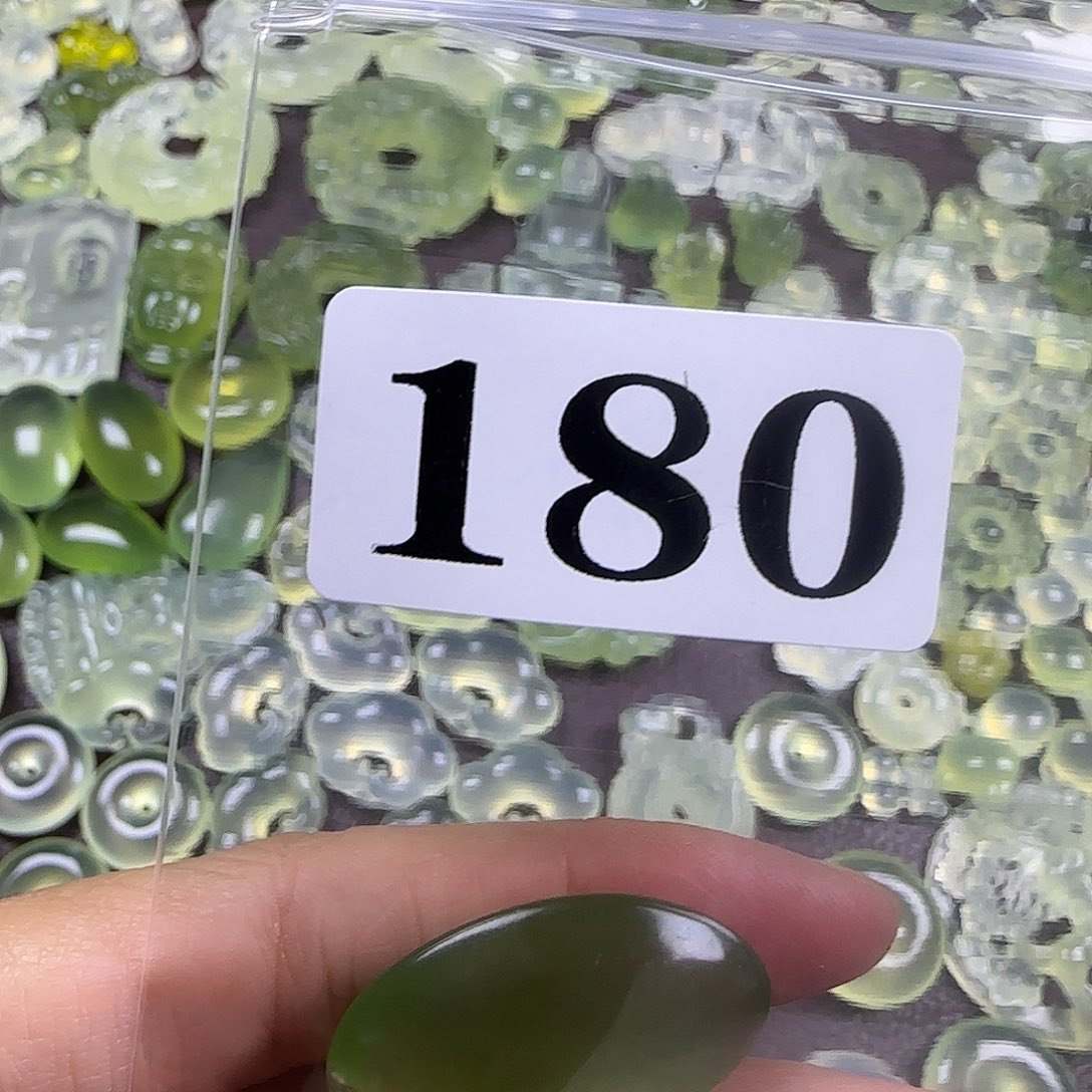 一***絮蛇纹石玉未镶嵌岫玉吊坠