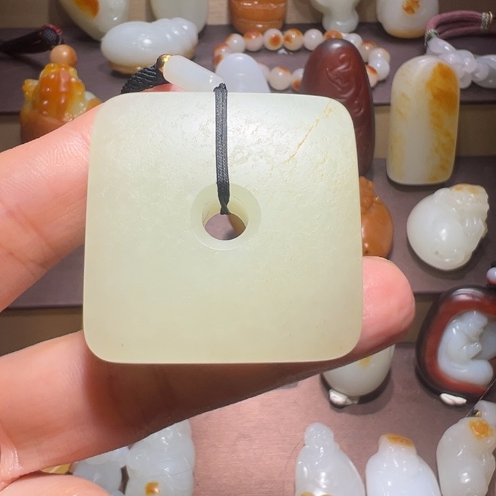 和田玉未镶嵌颈饰水**笑