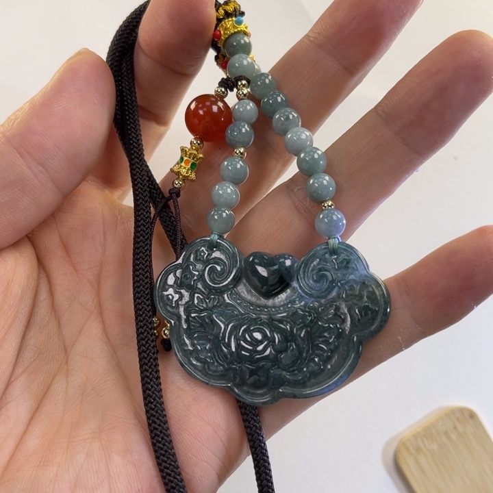 翡翠吊坠(赠链)未镶嵌