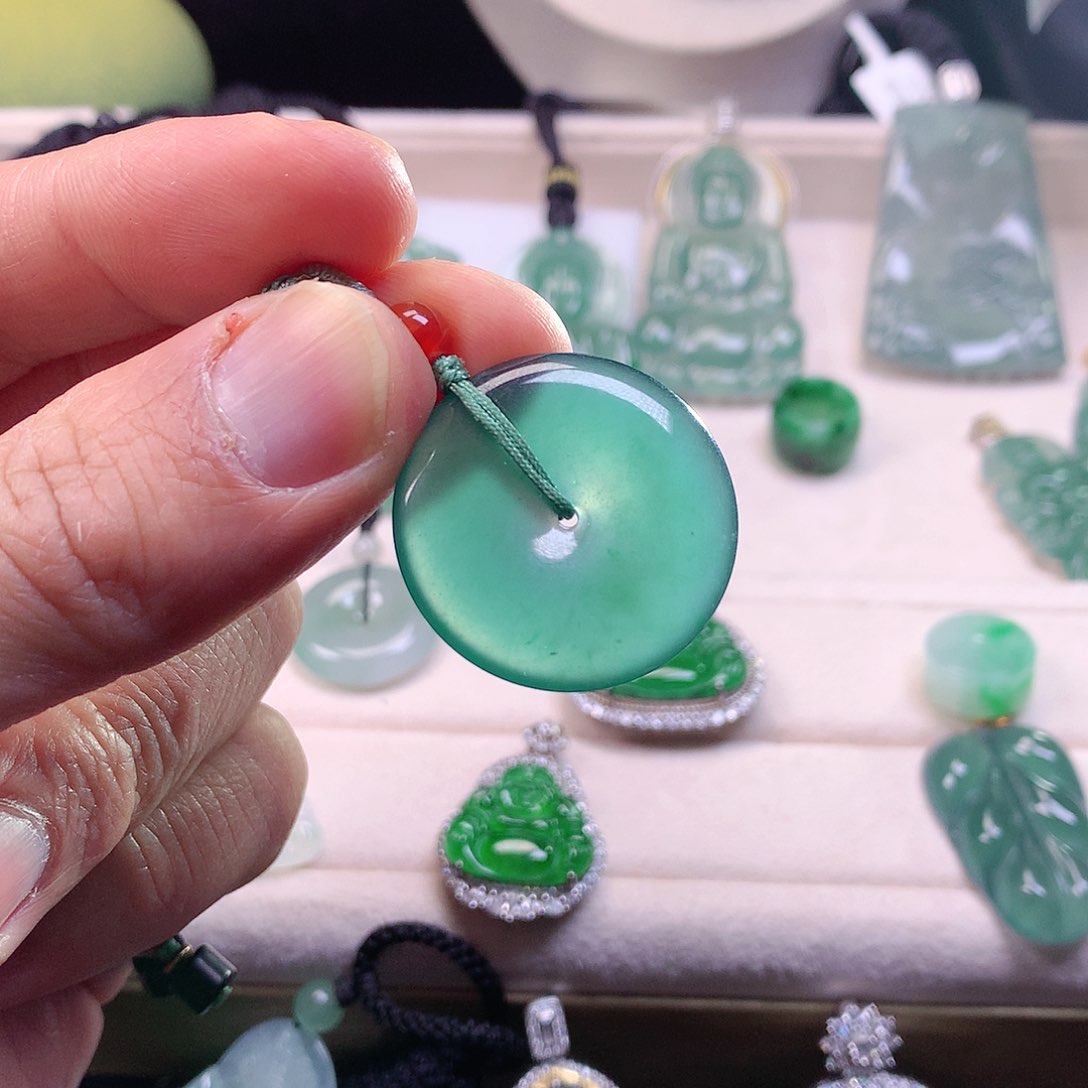 翡翠颈饰未镶嵌翡翠