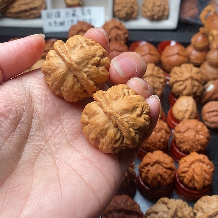 大***羔文玩核桃吊坠狮子头