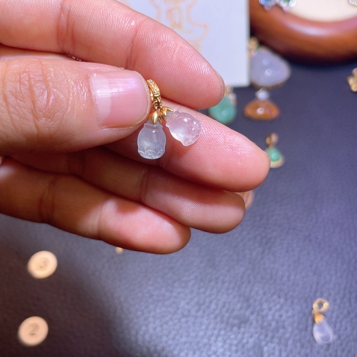 不***闻翡翠18K金镶嵌吊坠(不含链)天然翡翠