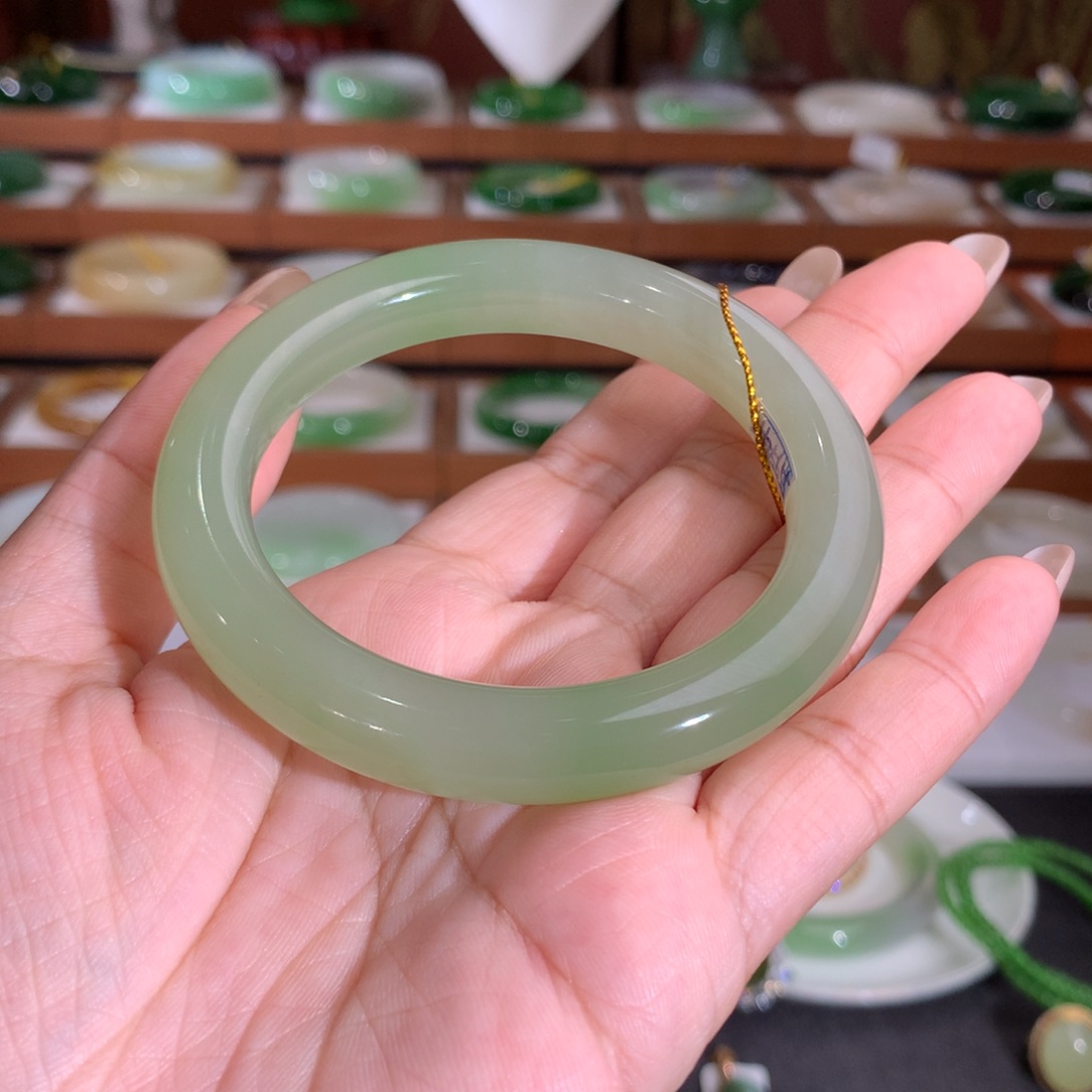 杨***琴和田玉未镶嵌手镯